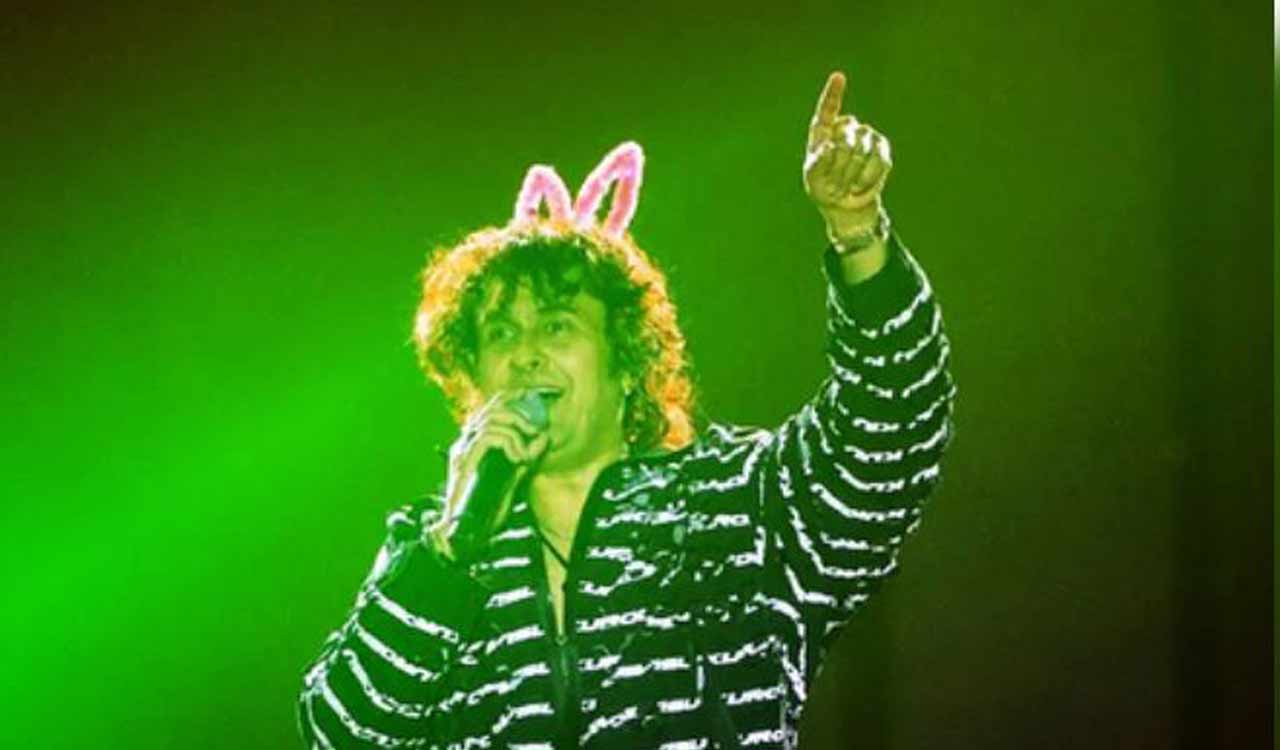 ‘Pookie’ Sonu Nigam issues clarification on  stone pelting incident during his concert