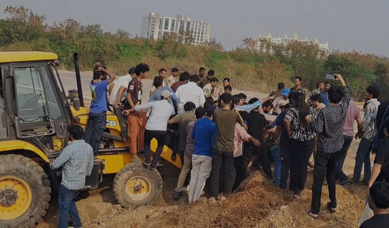 Hyderabad: Tension on UoH campus as bulldozers arrive to clear Kancha Gachibowli forest area