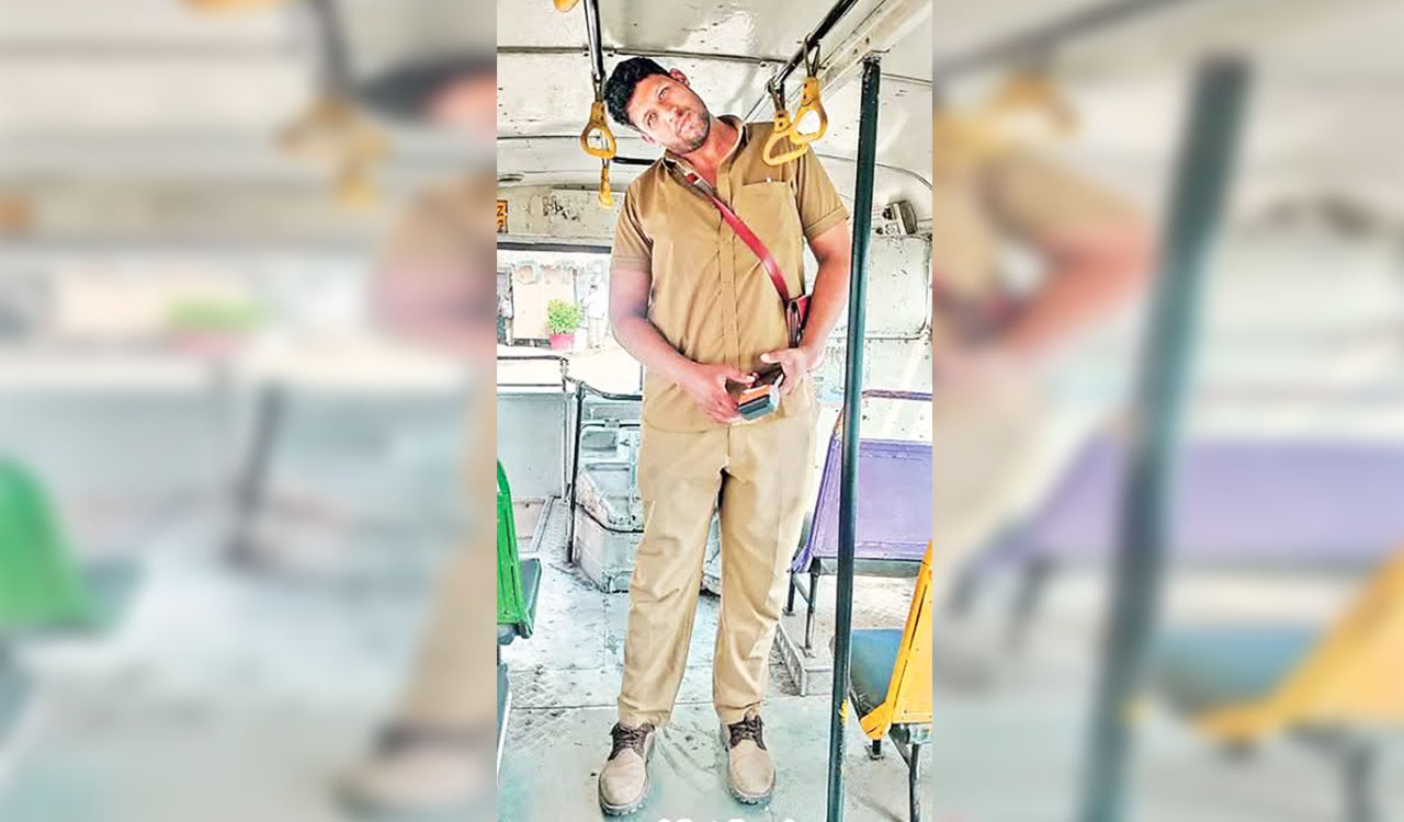 Hyderabad: Towering seven-feet-tall bus conductor faces unique challenge at work
