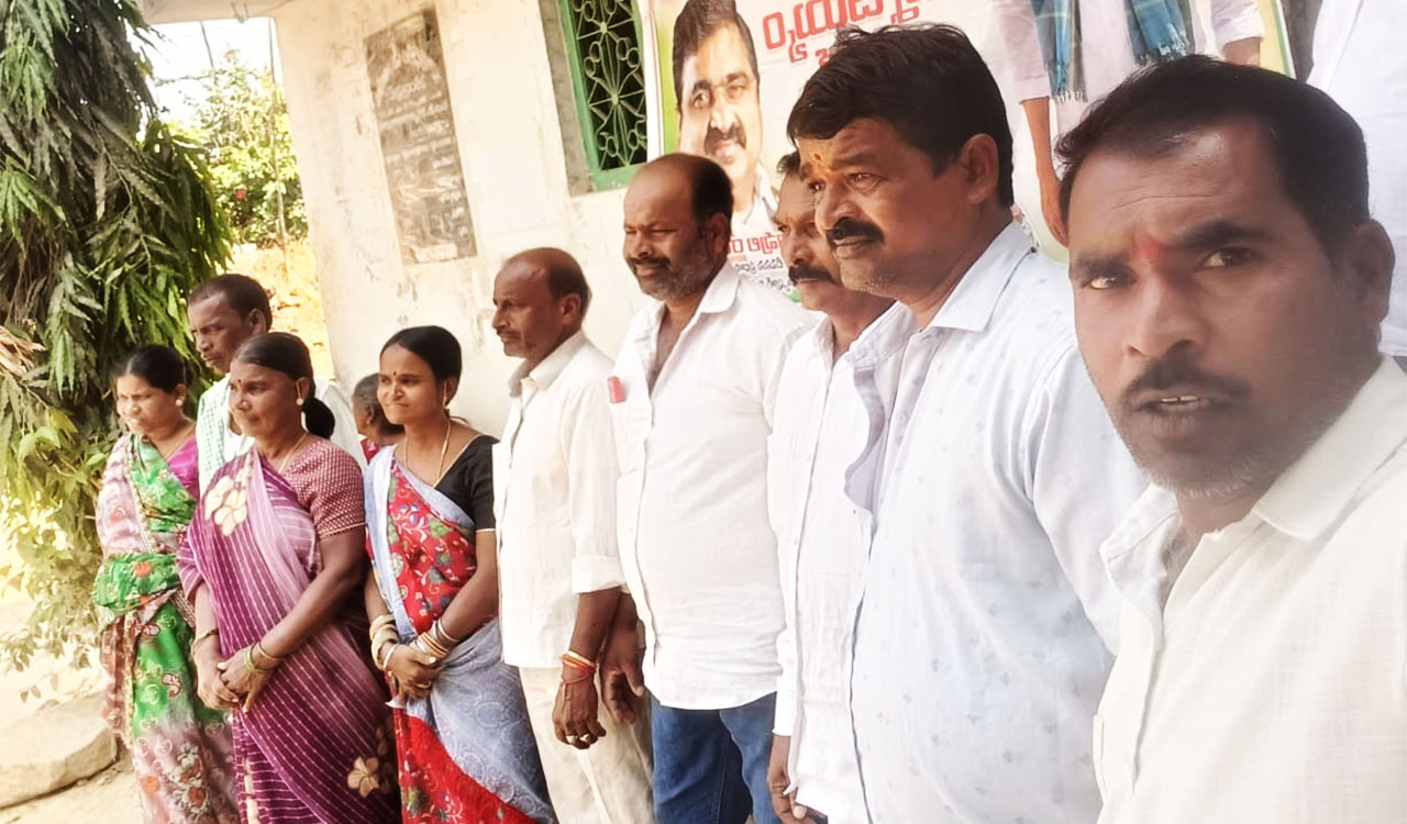 Telangana: Row over Congress leaders putting up party banners at ration shops in Narsapur
