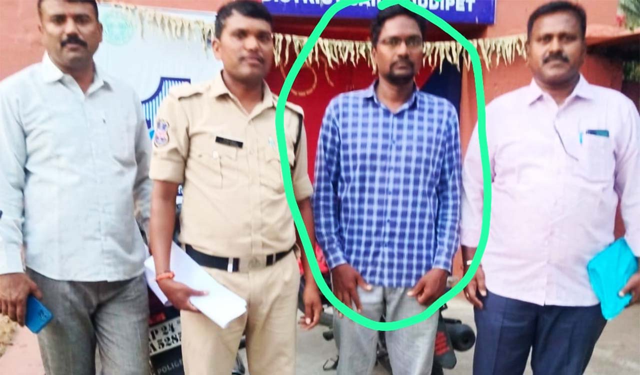 Siddipet goldsmith collects Rs.90 lakh from customers with fraudulent offer