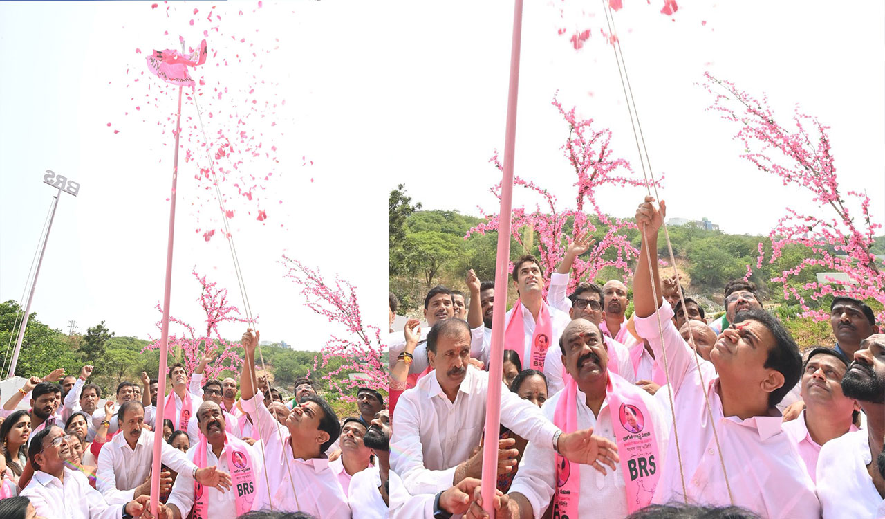 BRS cadre hoist party flags, pays tributes to ideologues, martyrs ahead of silver jubilee meet at Elkathurthy