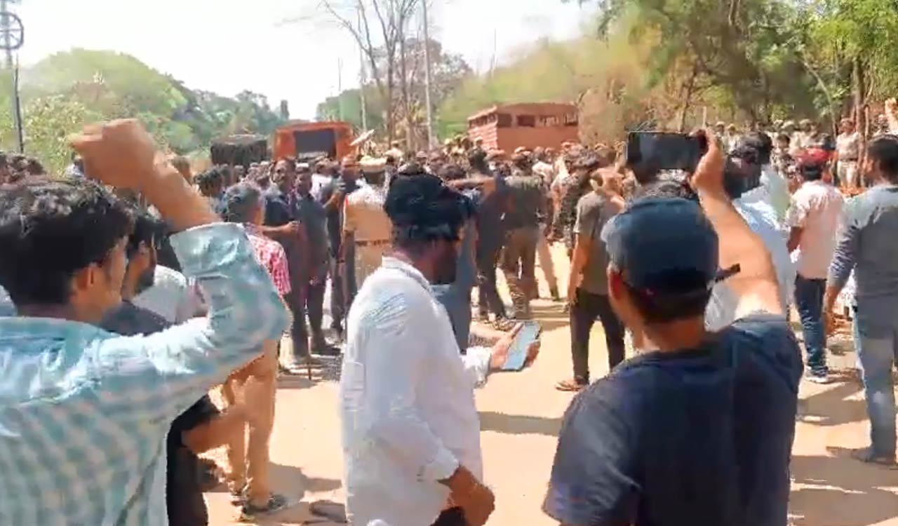 Kancha Gachibowli land issue: Protests intensify, UoH teachers hold march to east campus