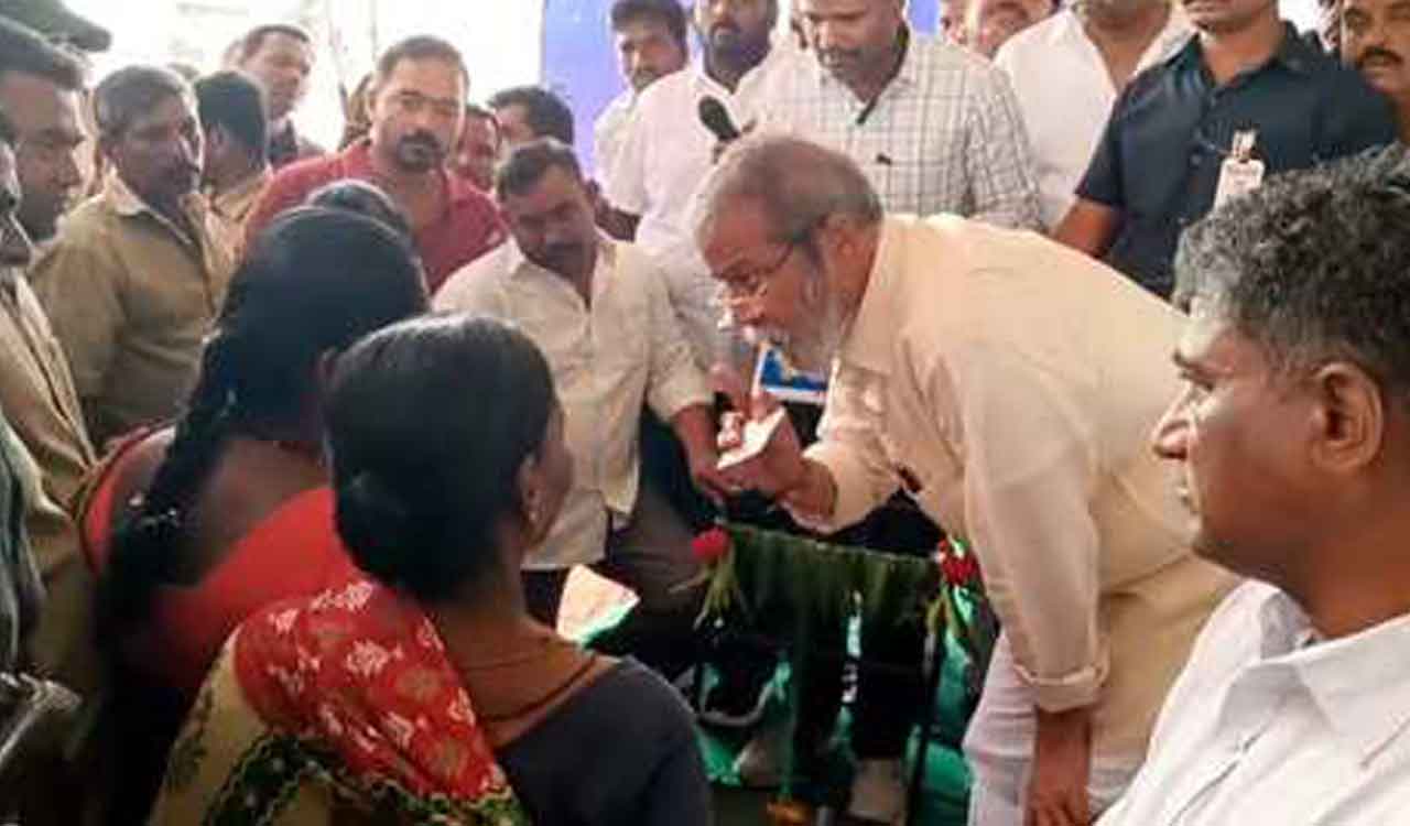 Telangana: Women question Damodara Rajanarasimha on pending ration cards