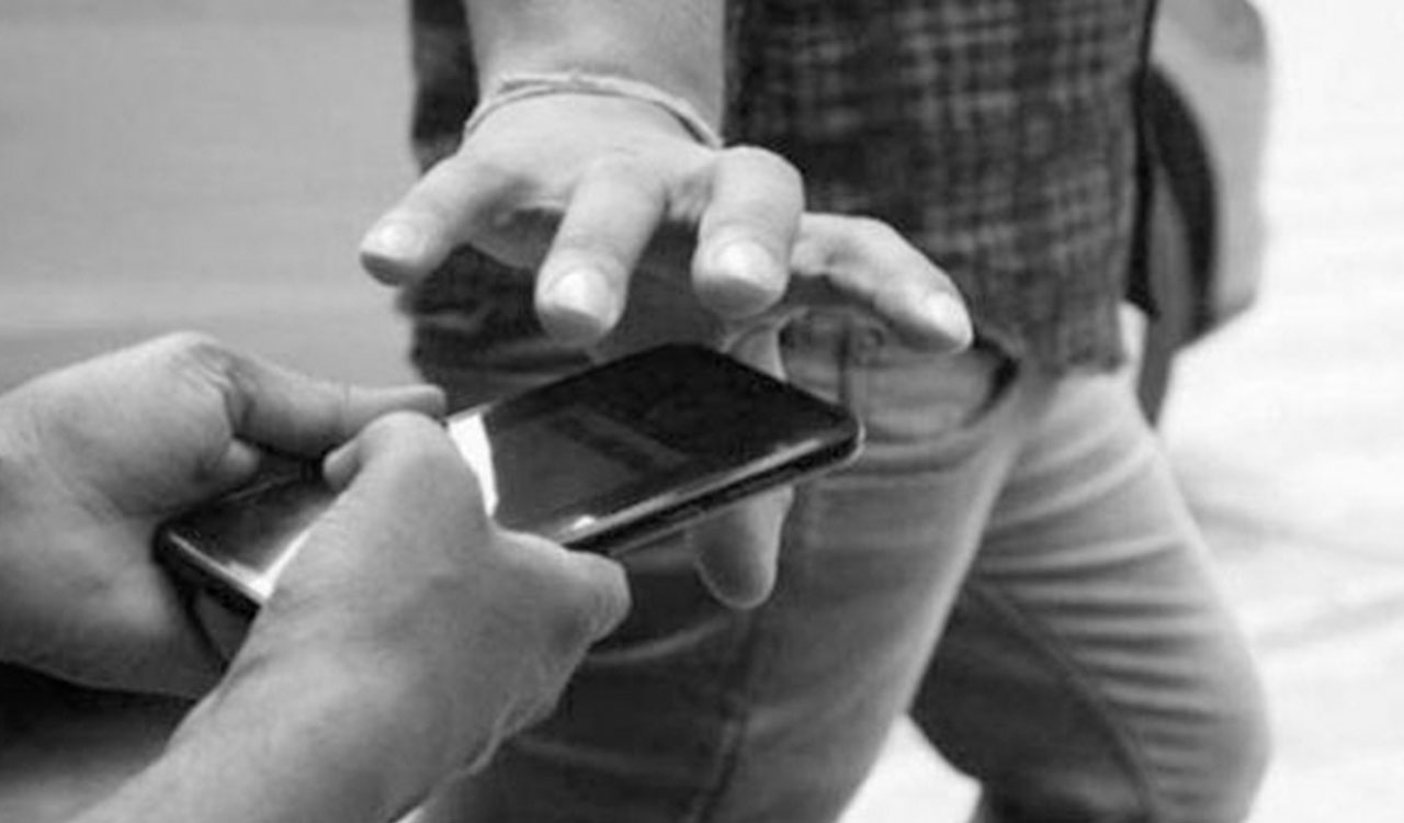 Hyderabad man foils a phone snatching attempt near Wipro Circle, learn how