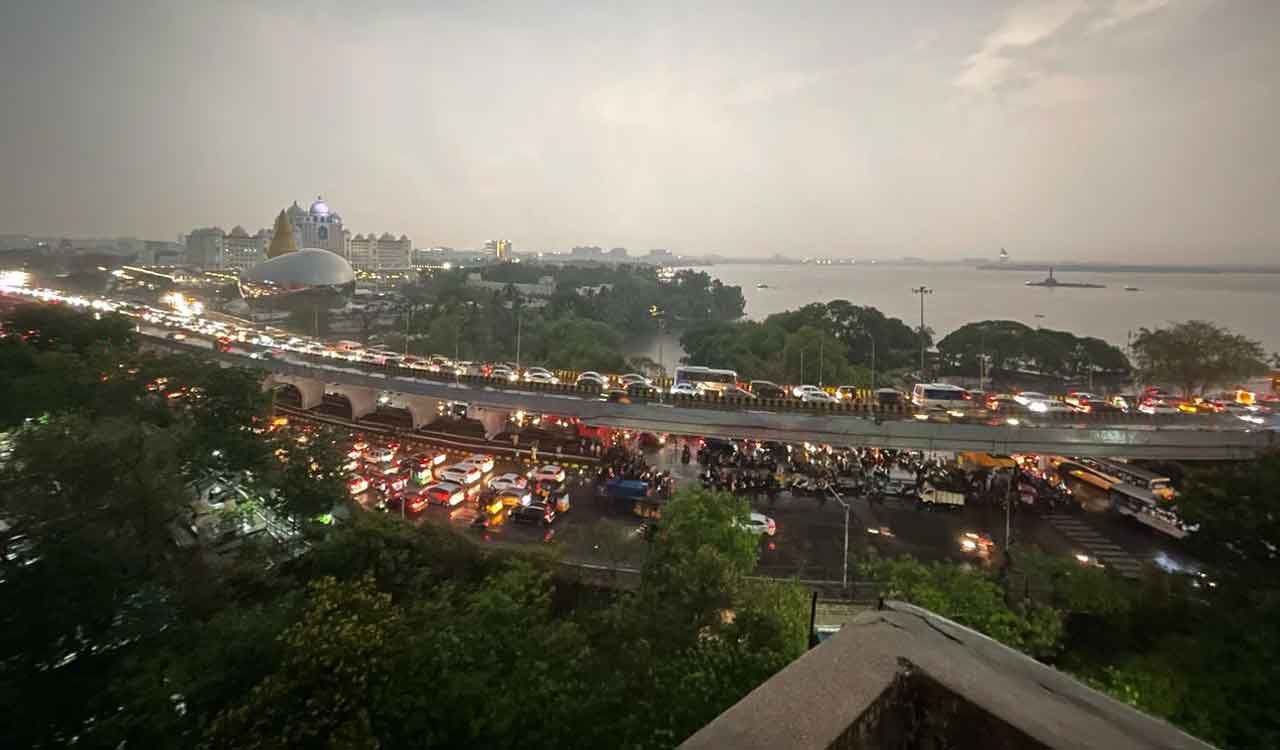 Watch: Thunderstorms lash Hyderabad on Friday, city traffic comes to standstill 