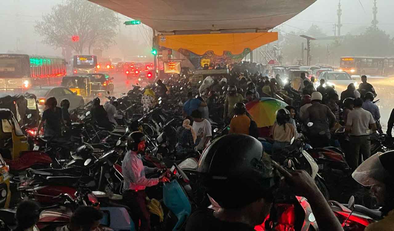 Watch: Thunderstorms lash Hyderabad on Friday, city traffic comes to standstill 