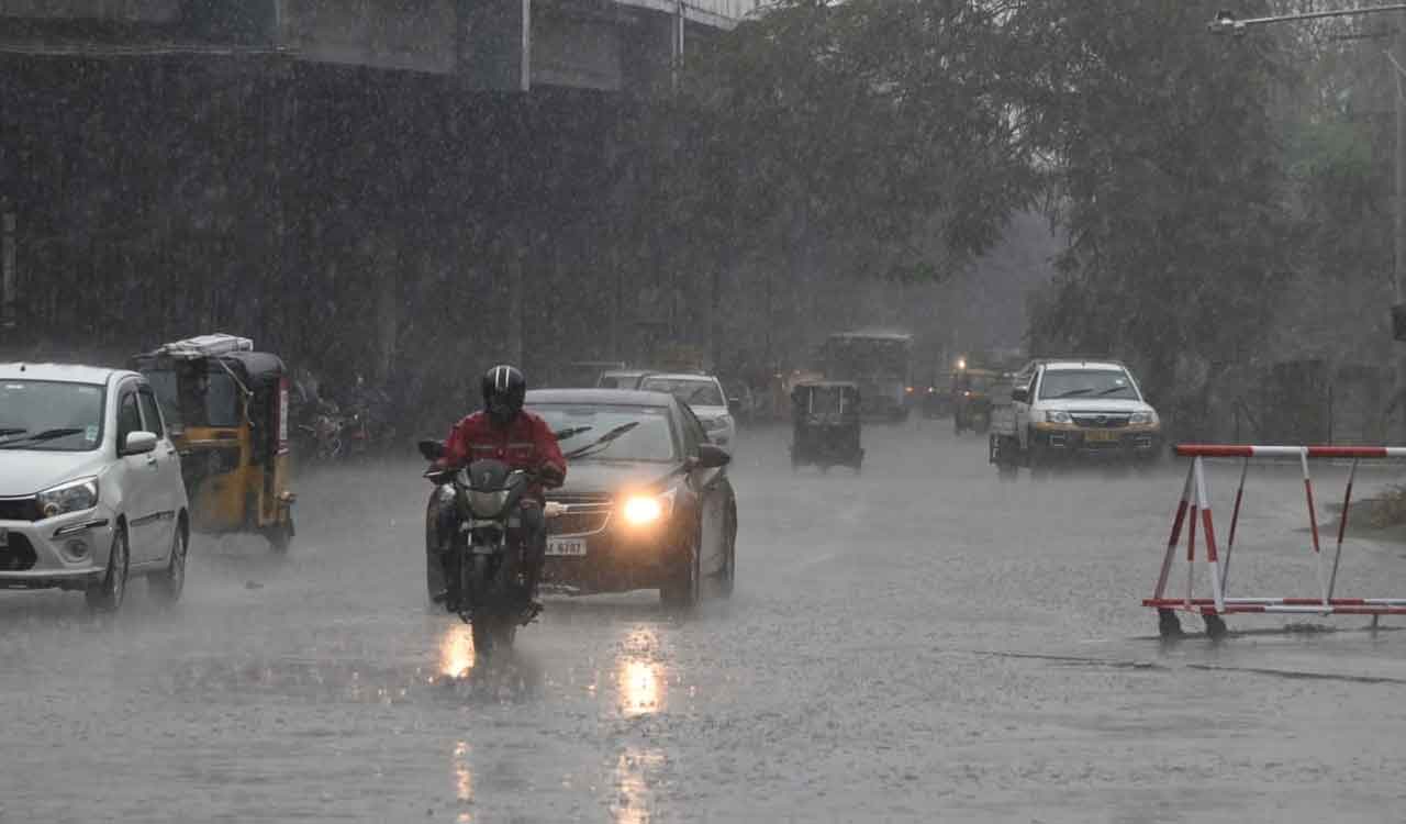 Thunderstorms lash several parts of Hyderabad on Thursday; City experiences significant temperature drop