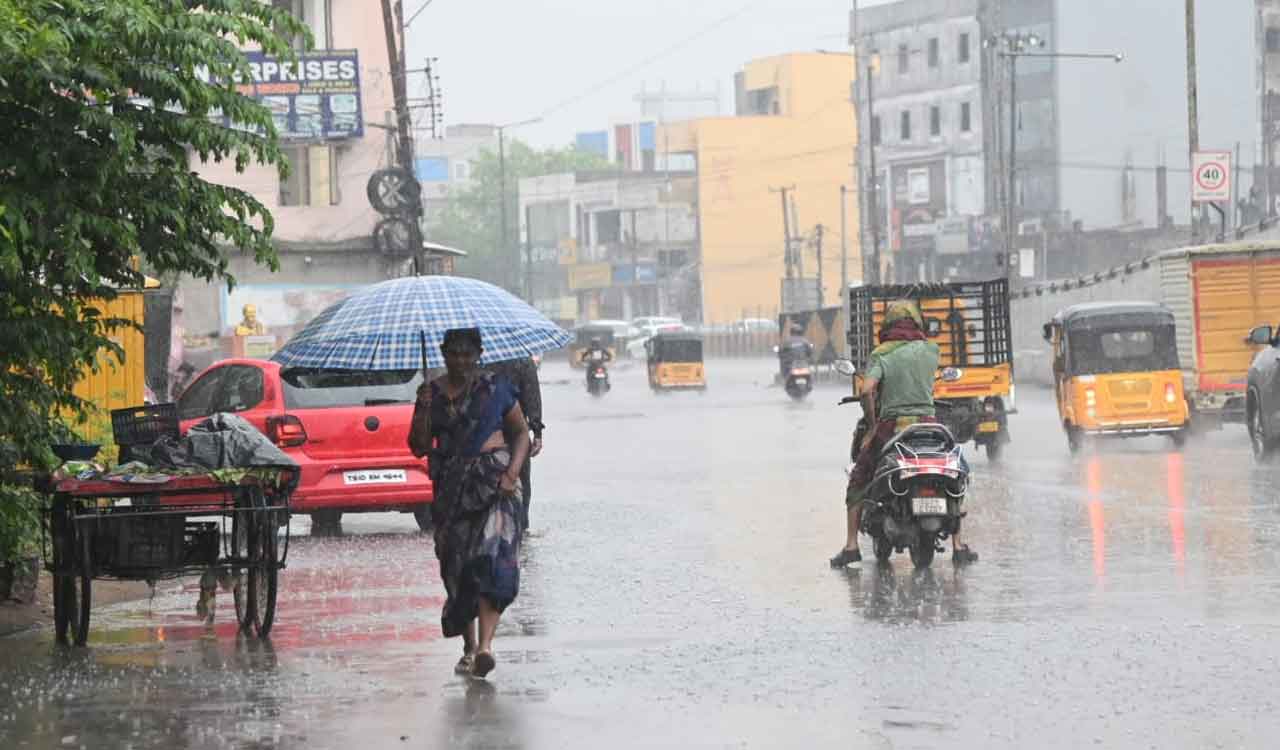 Thunderstorms lash several parts of Hyderabad on Thursday; City experiences significant temperature drop