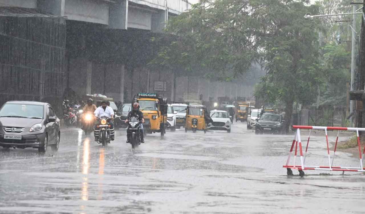 Thunderstorms lash several parts of Hyderabad on Thursday; City experiences significant temperature drop