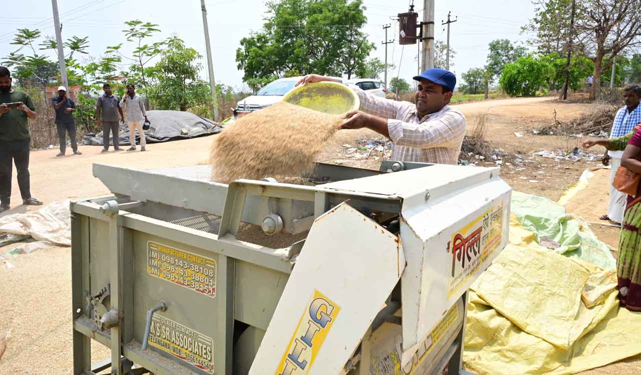 Medak Collector helps farmers clean paddy