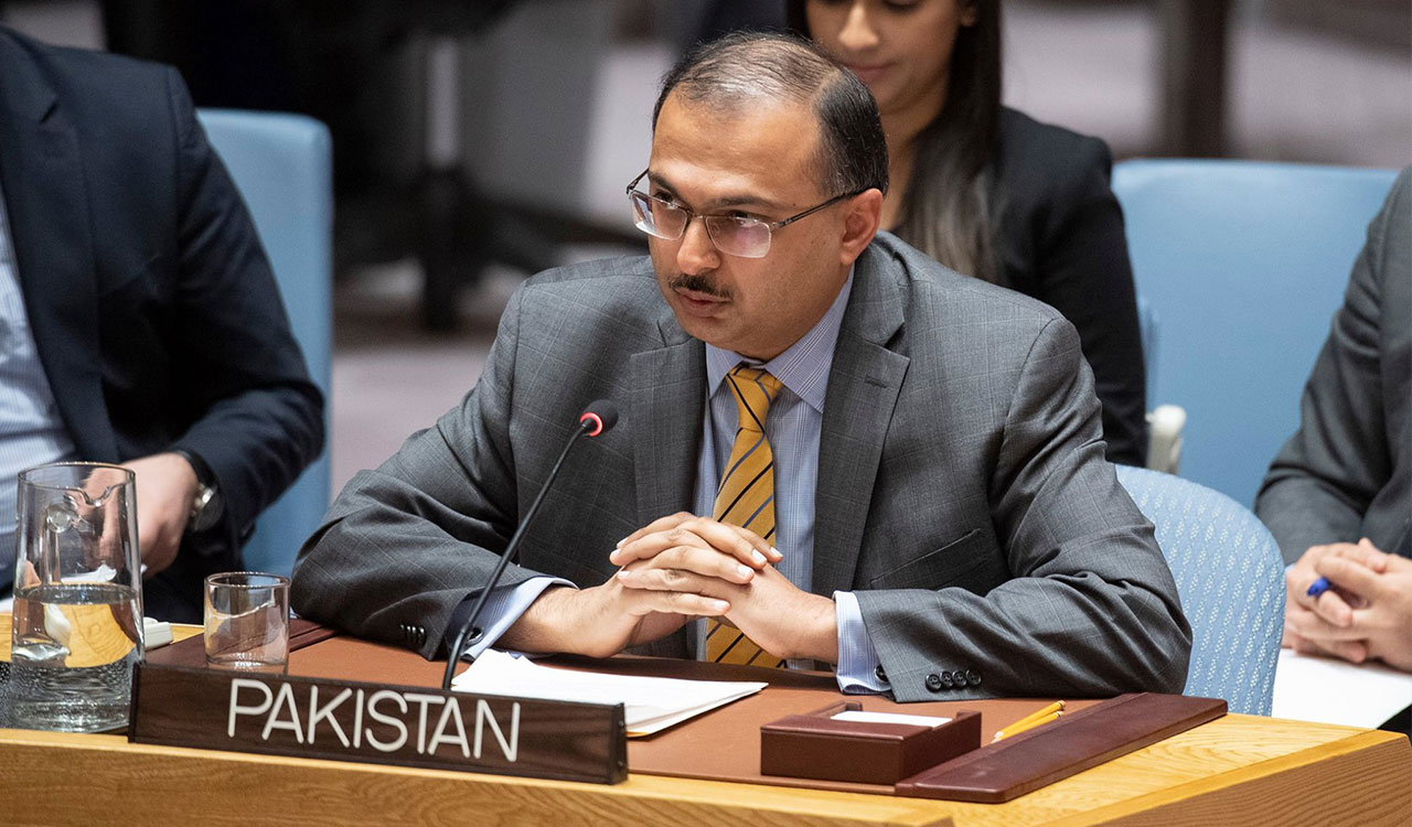 India summons top Pak diplomat, hands over formal Persona Non Grata