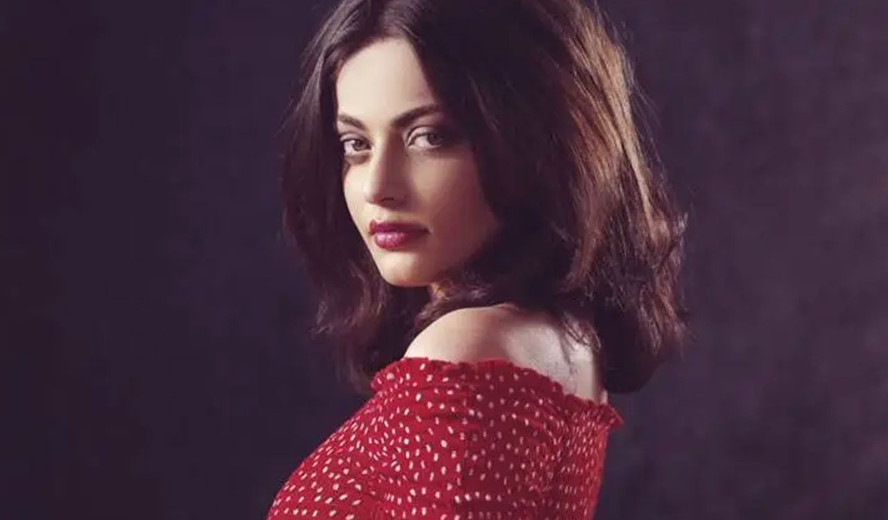 Sneha Ullal celebrates 20 years of ‘being Lucky’
