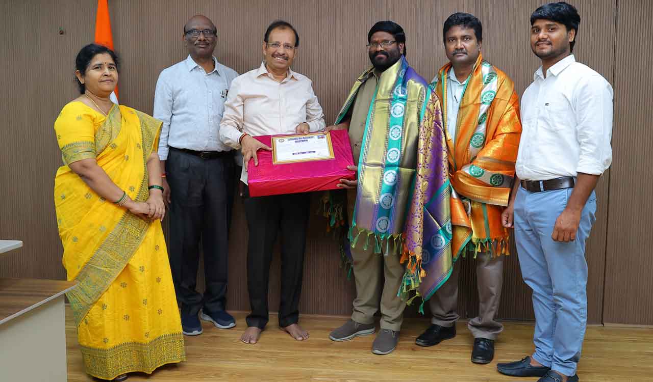 Honest TGSRTC bus conductor felicitated for returning bag containing cash, ornaments worth Rs. 13 lakh