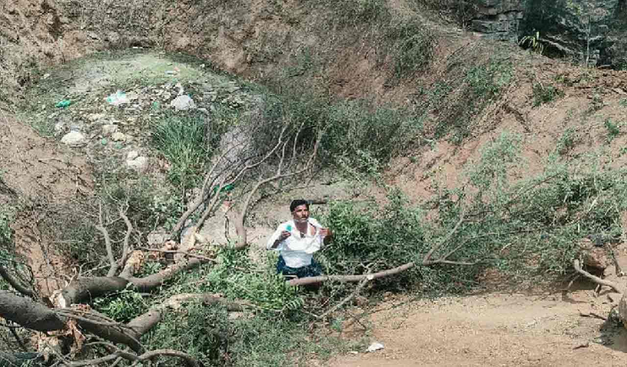 Telangana: Farmer attacked, push into well by NH construction company staff in Karimnagar