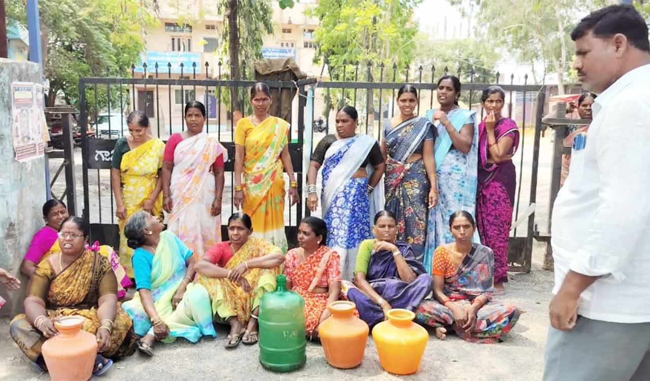 Telangana: People protest with empty pots, buckets for drinking water in Sangareddy