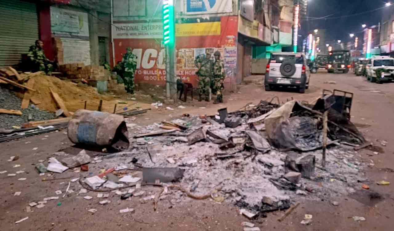 Post communal violence in West Bengal, people flee Murshidabad