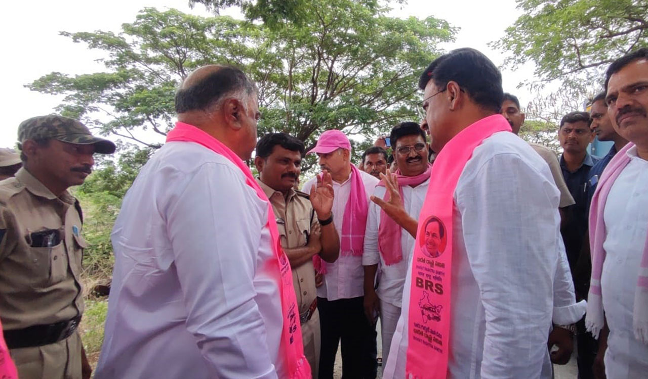 Transport officials block buses transporting Khammam BRS cadre to Warangal meeting