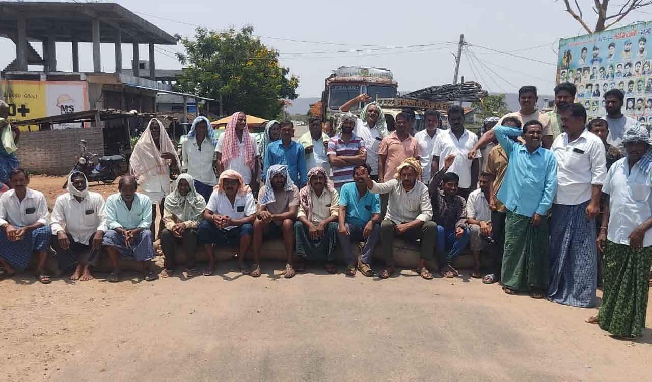 Telangana: Farmers stage ‘rasta roko’; demand action against rice millers