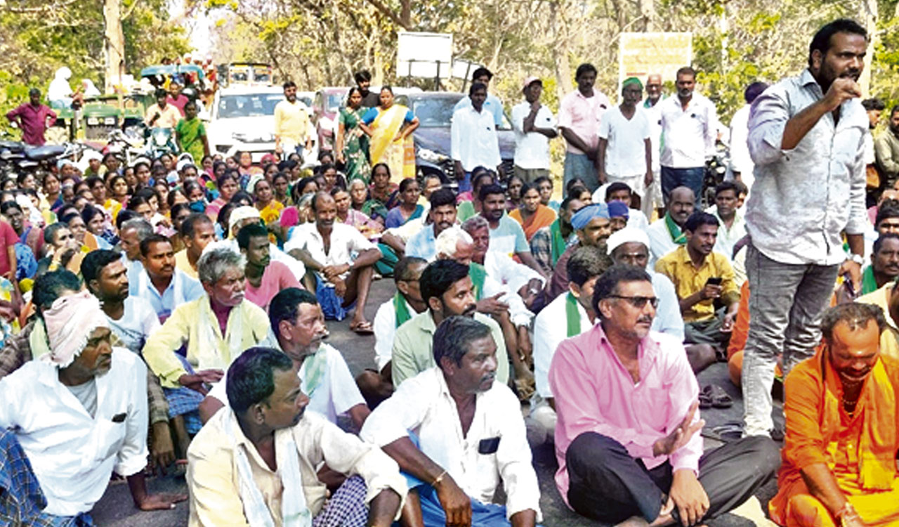 Farmers stage rasta-roko demanding water to crops in Nirmal