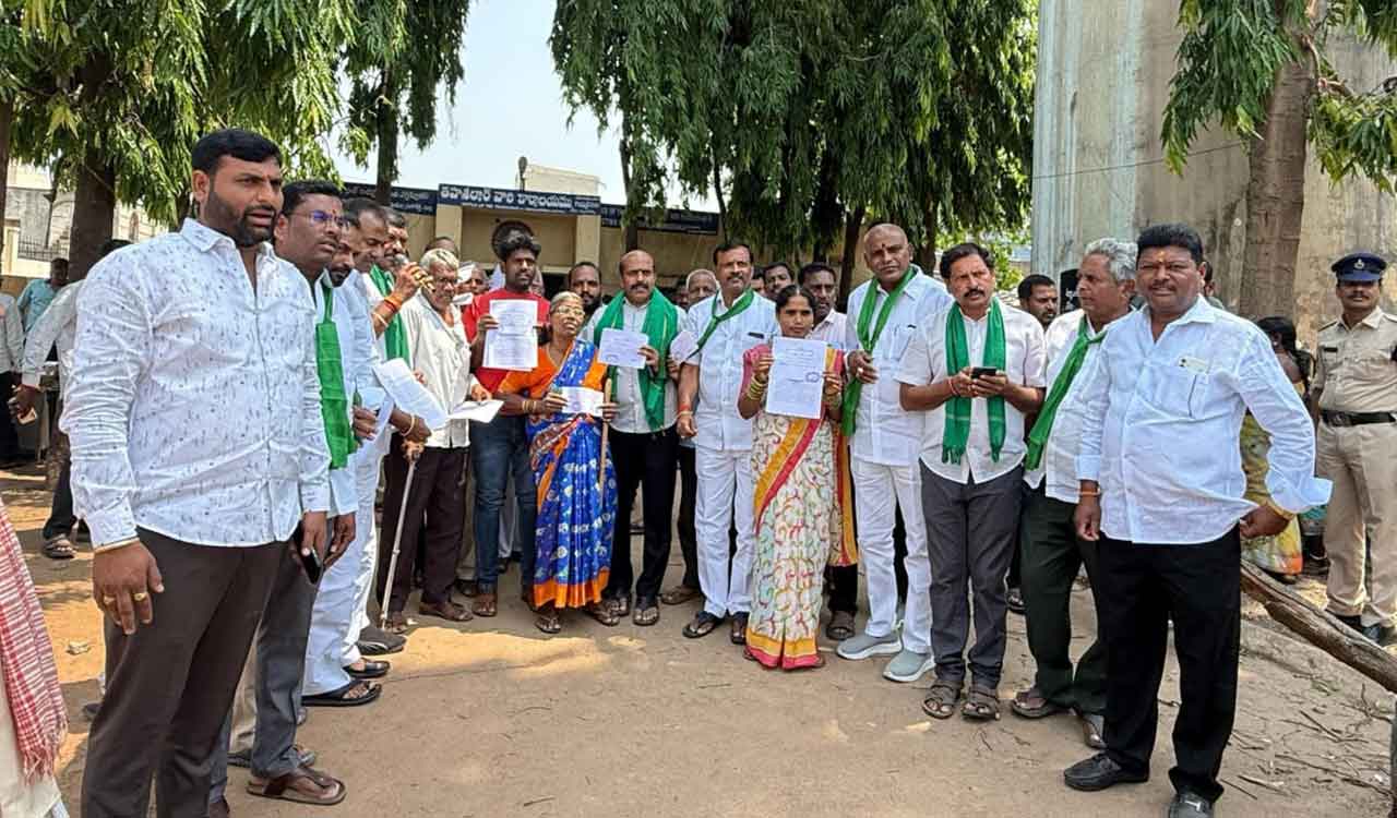 Villagers of Nallavalli, Kothapally oppose Pyaranagar dump yard proposal
