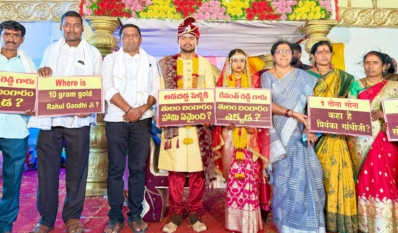 Adilabad: Groom, bride display placards demanding 1 tola gold promised by Revanth Reddy