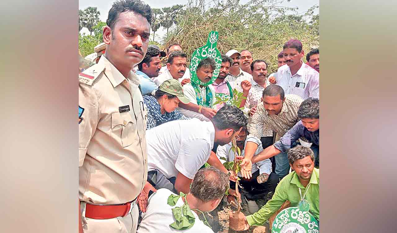 Telangana: Vanajeevi Ramaiah laid to rest in Khammam as thousands mourn his demise