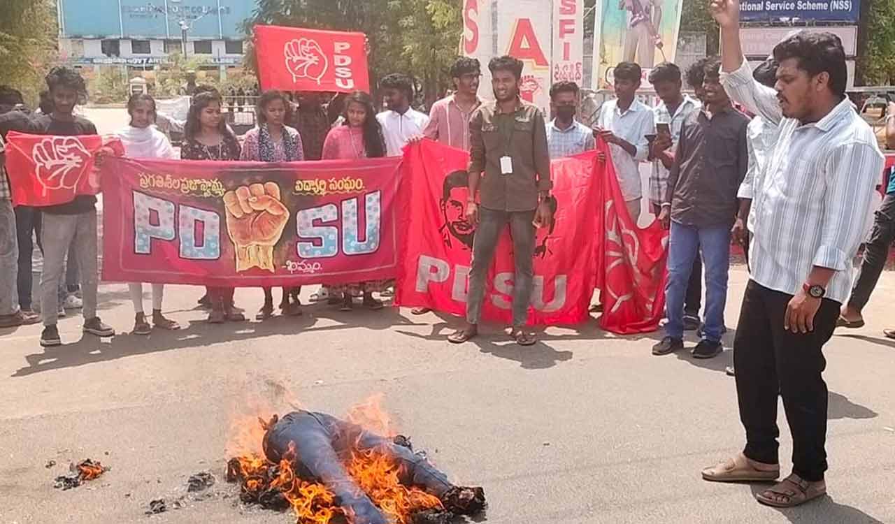 Telangana: PDSU, CPI (M) condemn lathi charge on UoH students, burn CM Revanth’s effigy