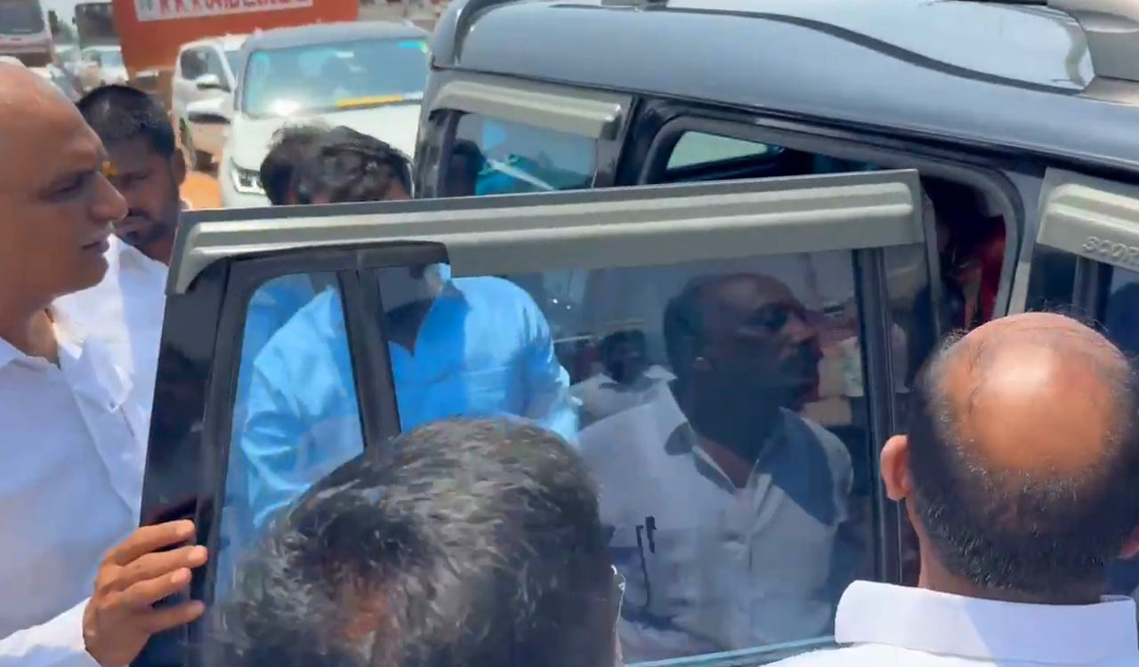 Car passengers hurt after wooden logs fall off lorry; Harish Rao comes to help victims