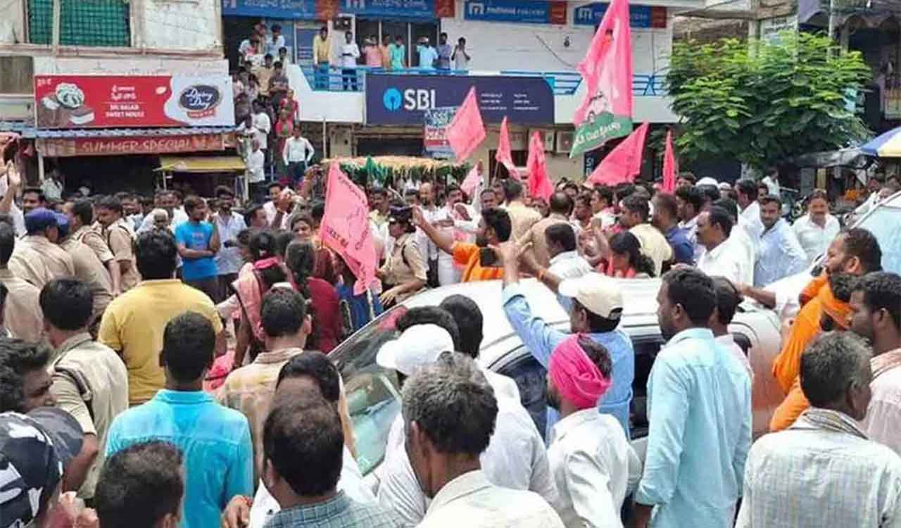 Telangana: Tension in Dharmaram as Congress workers attack BRS cadre