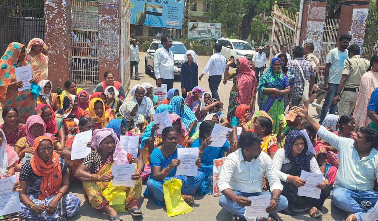 Dalit Bandhu beneficiaries stage dharna for second installment in Karimnagar
