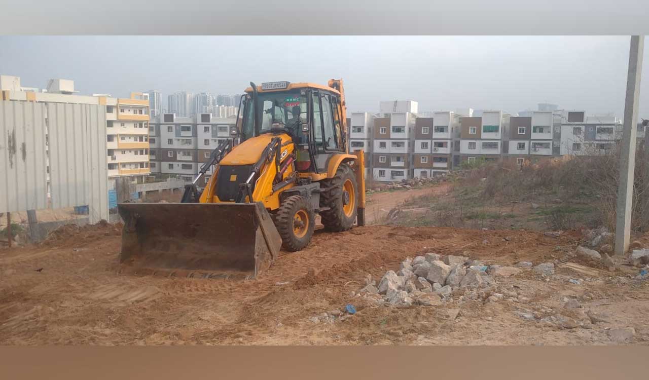 HYDRAA demolishes illegal structures in Puppalaguda
