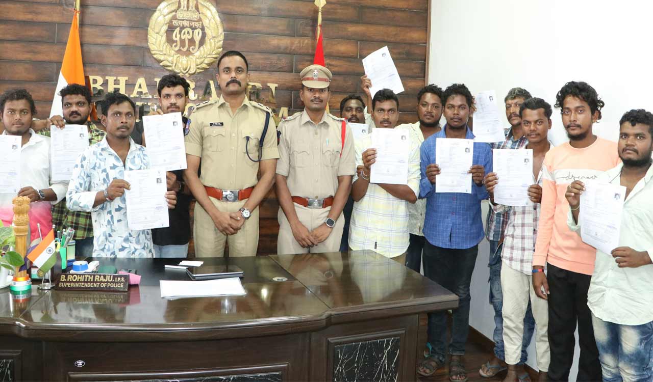 Telangana: Police provides driving licenses to tribal youth in Kothagudem