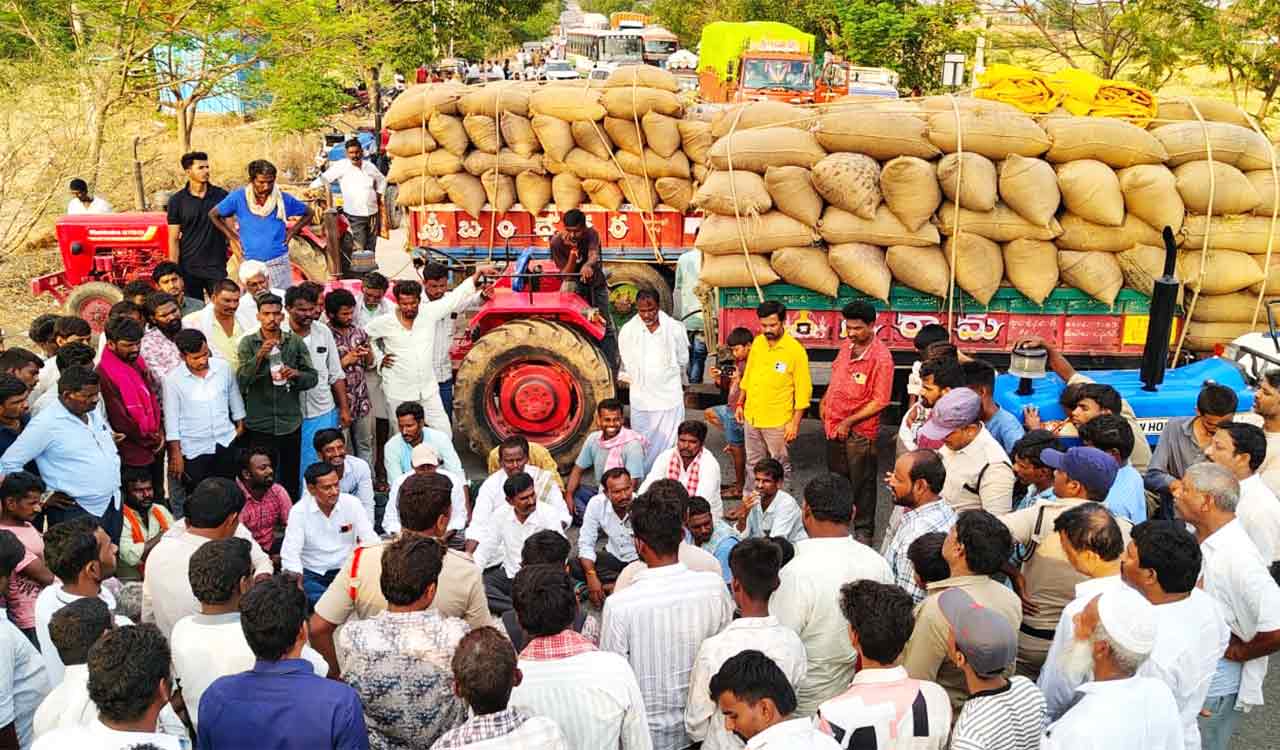 Farmers protest officials’ failure to procure paddy in Telangana’s Narayanpet