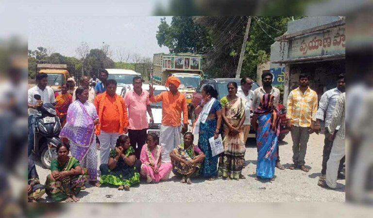 Telangana: People stage rasta roko for Indiramma houses in Karimnagar