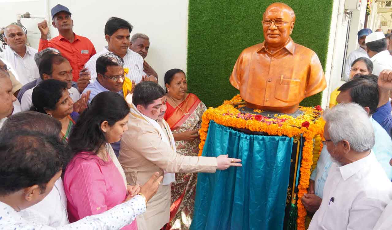 Statue of Lok Satta Srinivas unveiled in Karimnagar