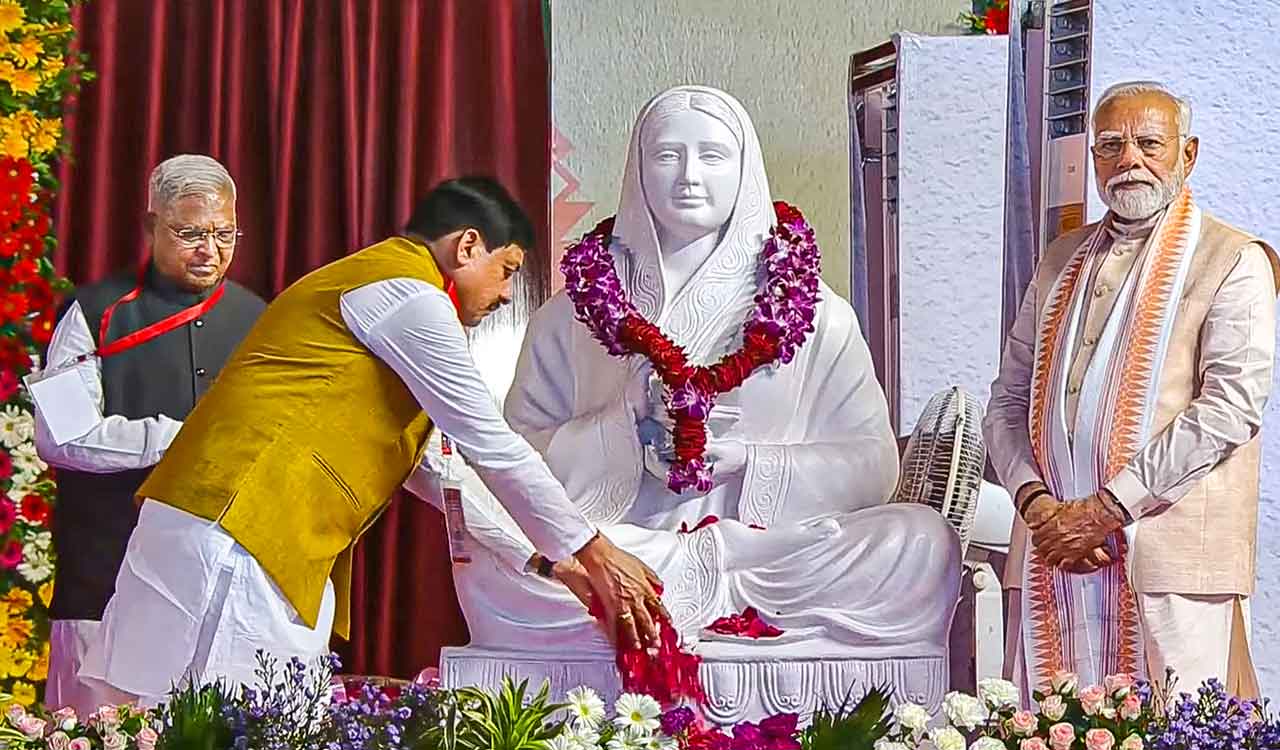 PM Modi takes part in Bhopal event on 300th birth anniversary of Ahilyabai Holkar, launches projects