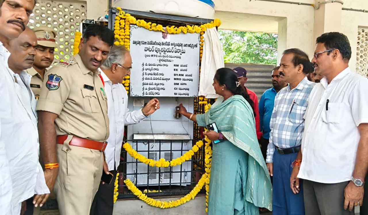 Jangaon: KMR foundation installs water purifier at Raghunathapally bus stand