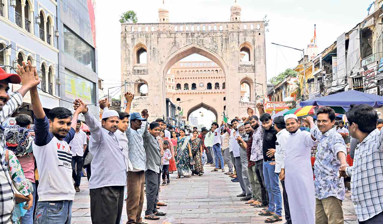 Several protest, form human chains demanding withdrawal of Waqf Amendment Act in Hyderabad