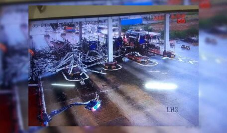 Telangana: Rain, wind damage Duddeda toll plaza; traffic stalled
