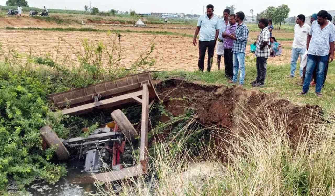 Tractor plunges into well, driver drowns in Telangana’s Jagtial