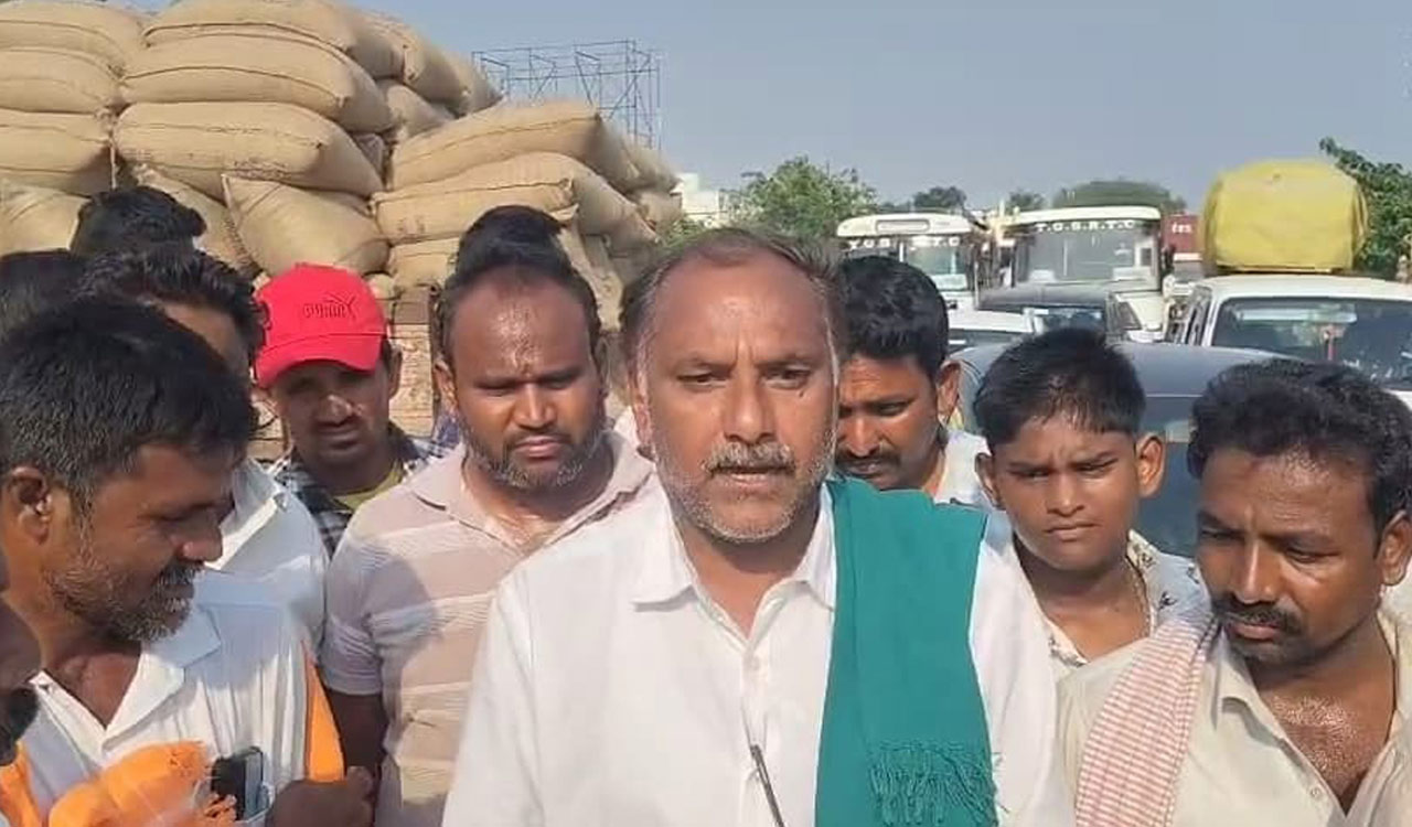 Farmers stage flash protest as officials reject paddy unloading at rice mill in Khammam