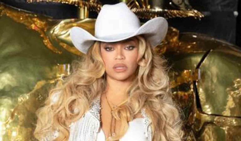 entertainment beyonce has a sweet family moment on stage during her tour