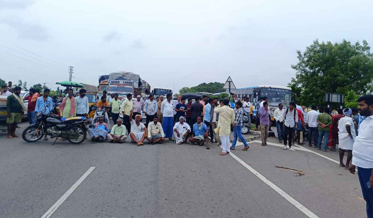 Telangana: Farmers block NH-161 over delay in paddy procurement in Medak