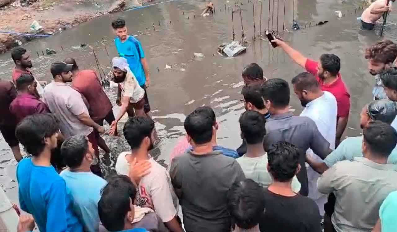 AIMIM MLA Jaffar Hussain heckled by locals in rain-hit Yakutpura