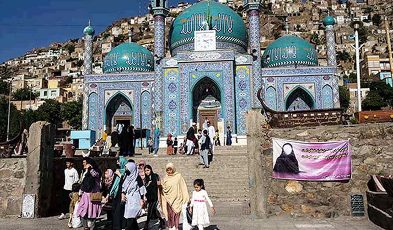 گردشگران در حال فریب دادن به افغانستان هستند. دولت طالبان مشتاق استقبال از آنها گردشگران در حال فریب دادن به افغانستان هستند. دولت طالبان مشتاق استقبال از آنها
