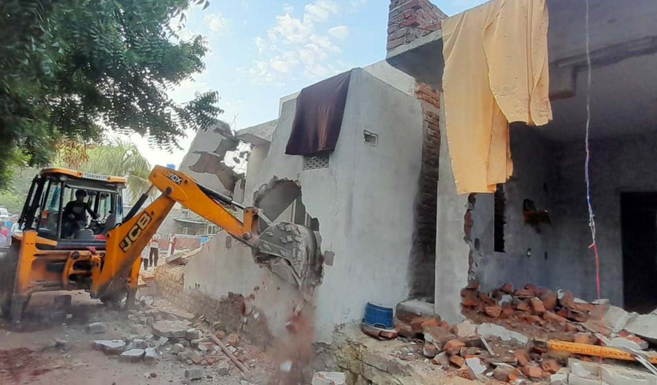 Amid mild tension, unauthorized building demolished at Chinarayuni Cheruvu in Alwal