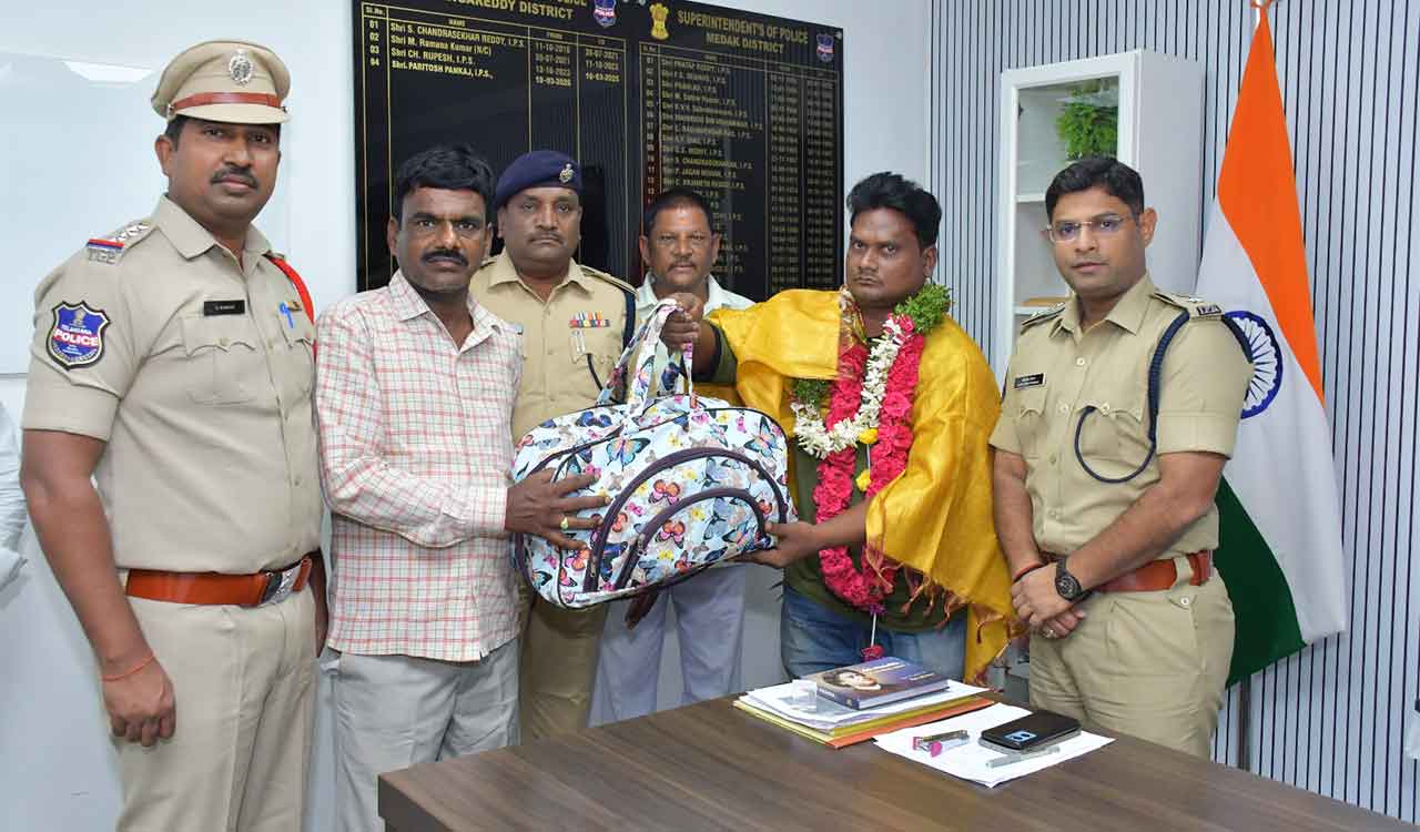 Sangareddy auto driver returns bag with Rs 13 lakh, wins praise