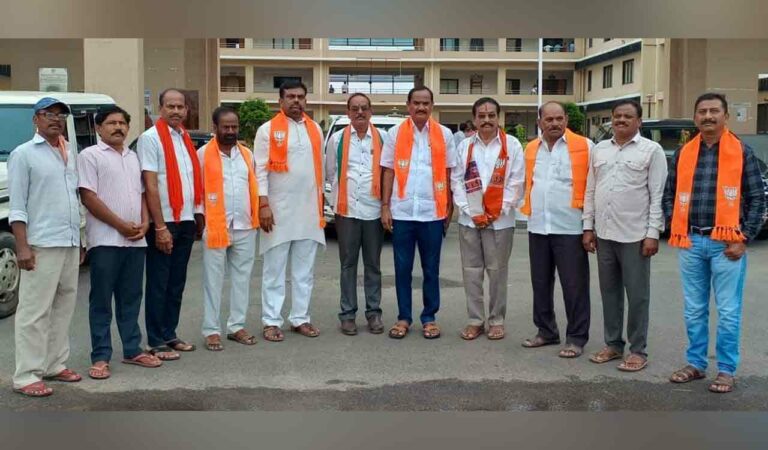 BJP leaders urge Mancherial Collector to set up vegetable market, traffic island