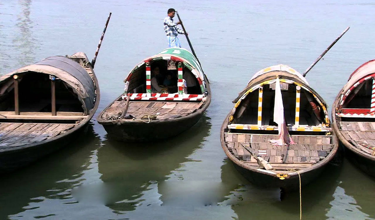 Country boats banned in Godavari at Basar after tragic drownings